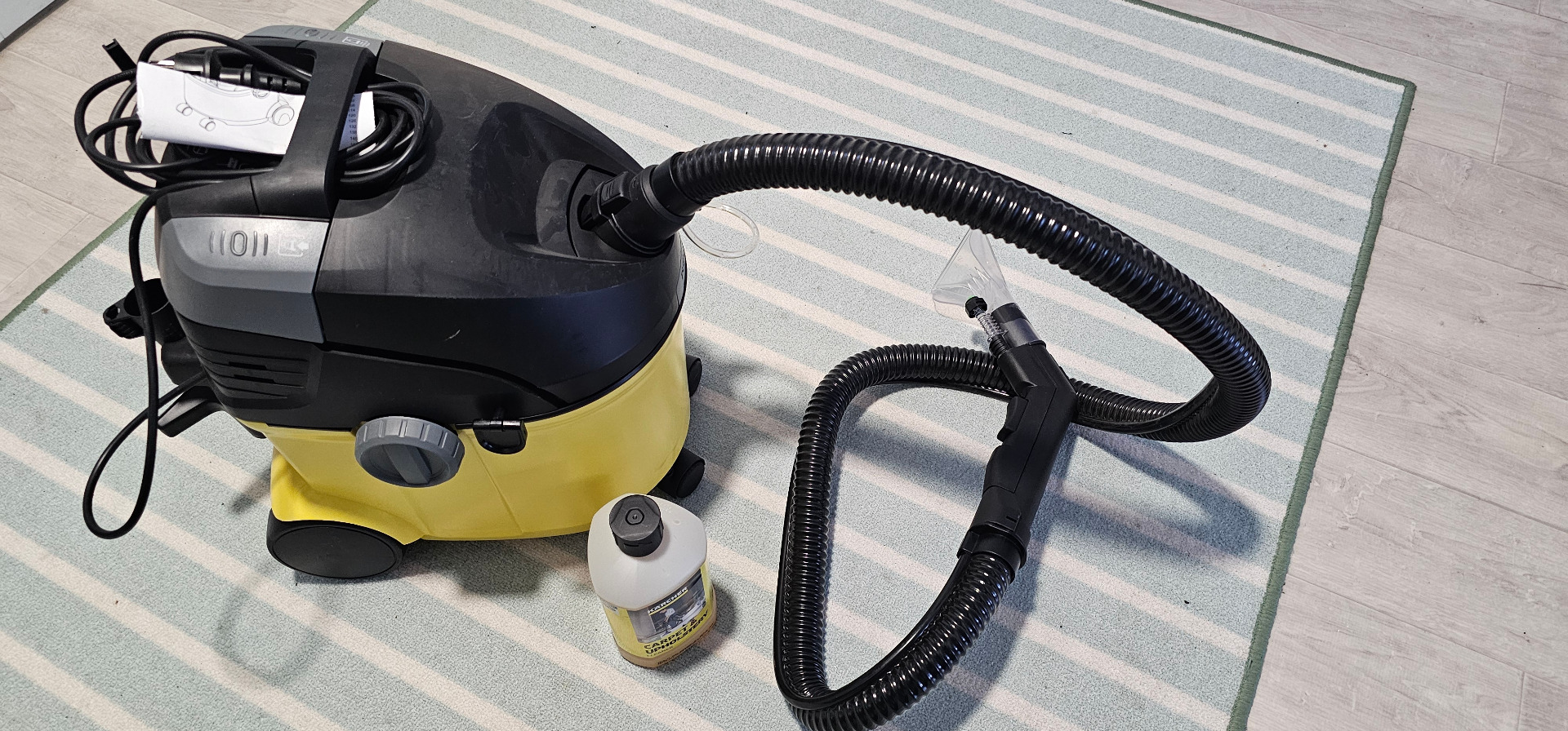 Nyt auton penkit puhtaaksi Kärcherin verhoilu pesurilla. Vuokraus 50€ / päivä